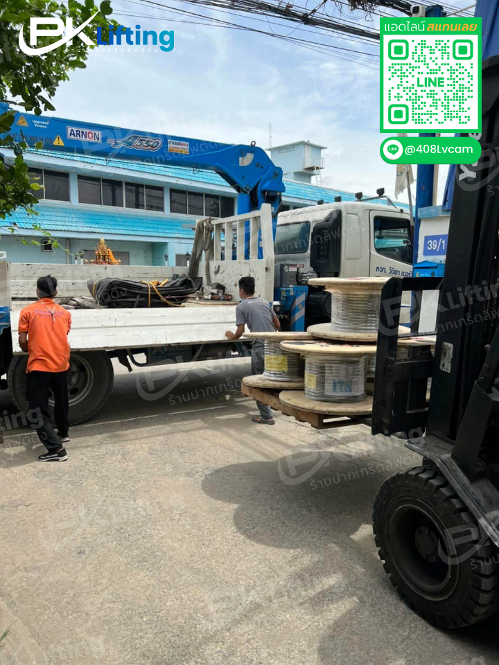 ลวดสลิง ลวดสลิงไส้เหล็ก ลวดสลิงไส้เชือก ลวดสลิงกลม ลวดสลิงแบน ลวดสลิงสแตนเลส ลวดสลิงชุบสังกะสี สลิงผ้าใบ สลิงโซ่ ลวดสลิง 6มม. / 8มม. / 10มม. / 12มม. ลวดสลิงรับน้ำหนัก 1ตัน / 2ตัน / 5ตัน ลวดสลิงมาตรฐาน ISO / DIN ขายลวดสลิง ราคาลวดสลิง อุปกรณ์ลวดสลิง สลิงรับน้ำหนัก สลิงเครนราคาถูก ลวดสลิงเหล็กกล้า ลวดสลิงสแตนเลส 304 / 316 ลวดสลิงชุบสังกะสี (Galvanized) ลวดสลิงเคลือบพลาสติก ลวดสลิงถัก (Wire Rope Strand) ลวดสลิง 6x19 / 6x36 / 8x19 ลวดสลิงเครนยกของ ลวดสลิงยกเครื่องจักร ลวดสลิงสำหรับรถเฮี๊ยบ ลวดสลิงผูกสินค้า ลวดสลิงตกแต่งสวน / งานศิลป์ อุปกรณ์ลวดสลิง (สเก็น, แหวน, ตาไก่, อายโบลท์) ลวดสลิงพร้อมตะขอ / ห่วง สลิงยกของพร้อมอุปกรณ์ ลวดสลิง 4มม. / 5มม. / 6มม. / 8มม. / 10มม. ลวดสลิงรับน้ำหนัก 500กก. / 1ตัน / 2ตัน / 5ตัน ลวดสลิงยาว 10ม. / 20ม. / 50ม. ขายลวดสลิงราคาถูก ลวดสลิงคุณภาพสูง สลิงยกของมาตรฐาน ลวดสลิงสำหรับงานก่อสร้าง สลิงเครนคุณภาพ ลวดสลิงอุตสาหกรรม ลวดสลิงถัก 6เส้น / 8เส้น ลวดสลิงกลมมาตรฐาน ลวดสลิงแบนสำหรับยกของ ลวดสลิงเกรดอุตสาหกรรม ลวดสลิงสแตนเลสสำหรับงานกลางแจ้ง ลวดสลิงชุบสังกะสีกันสนิม ลวดสลิงเครนยกหนัก ลวดสลิงยกเครื่องจักรอุตสาหกรรม ลวดสลิงยกของก่อสร้าง ลวดสลิงยึดตู้คอนเทนเนอร์ ลวดสลิงผูกสินค้าขนส่ง ลวดสลิงสำหรับงานตกแต่ง / ประดับ ลวดสลิงเรือ / ทุ่นลอยน้ำ สลิงพร้อมตะขอเหล็ก สลิงพร้อมห่วงตาไก่ สลิงพร้อมอายโบลท์ ลวดสลิงพร้อมสเก็นยกของ ลวดสลิงพร้อมตัวยึดเครื่องจักร ลวดสลิงพร้อมคาราไบเนอร์ ลวดสลิงขนาด 4มม.,5มม.,6มม.,8มม.,10มม.,12มม.,16มม. ลวดสลิงยาว 5เมตร / 10เมตร / 20เมตร / 50เมตร / 100เมตร ลวดสลิงรับน้ำหนัก 500กก.,1ตัน,2ตัน,3ตัน,5ตัน ลวดสลิงพร้อมมาตรฐานความปลอดภัย ขายลวดสลิงราคาถูก ลวดสลิงคุณภาพสูง ลวดสลิงเกรดอุตสาหกรรม สลิงยกของมาตรฐาน ISO / DIN ลวดสลิงเครนพร้อมรับน้ำหนัก ลวดสลิงสั่งตัดตามความยาว

ลวดสลิงคืออุปกรณ์ที่มีความสำคัญอย่างมากในงานยก ยึด หรือลากสิ่งของต่างๆ ผลิตจากเส้นลวดเหล็กกล้าหลายเส้นที่บิดเกลียวรวมกันให้มีความแข็งแรง ทนทานต่อแรงดึงและการสึกหรอ ใช้ได้ในหลากหลายอุตสาหกรรม เช่น งานก่อสร้าง งานขนส่ง โรงงานอุตสาหกรรม รวมถึงงานเรือเดินทะเล ลวดสลิงมีโครงสร้างหลักคือเส้นลวดที่รับแรงโดยตรง เกลียวลวดที่รวมเส้นลวดเข้าด้วยกัน และแกนกลางที่ช่วยคงรูปและเพิ่มความยืดหยุ่น แกนกลางอาจเป็นเหล็กเพื่อความแข็งแรง หรือเป็นเส้นใยธรรมชาติและเส้นใยสังเคราะห์เพื่อให้โค้งงอได้ดี การเลือกใช้งานลวดสลิงควรพิจารณาจากขนาดเส้นผ่านศูนย์กลางให้เหมาะกับน้ำหนักบรรทุก วัสดุที่ใช้ เช่น เหล็กกล้าคาร์บอน เหล็กชุบสังกะสี หรือสแตนเลส รวมถึงโครงสร้างการบิดเกลียวที่มีหลายแบบ เช่น 6x19 หรือ 6x37 และควรเลือกใช้อุปกรณ์ต่อพ่วงที่เหมาะสม เช่น สเก็น คลิปล็อก หรือตาห่วงเพื่อเพิ่มความปลอดภัย การดูแลรักษาลวดสลิงเป็นสิ่งสำคัญ ควรตรวจสอบสภาพอย่างสม่ำเสมอ หลีกเลี่ยงการบิดงอหรือเสียดสีกับของแข็ง และหมั่นหล่อลื่นเพื่อลดการสึกหรอ หากพบรอยแตก เส้นลวดขาด หรือเกิดสนิมควรเปลี่ยนทันที ลวดสลิงคุณภาพดีช่วยให้การทำงานปลอดภัยและยืดอายุการใช้งานของอุปกรณ์ได้ยาวนาน

ลวดสลิง สเก็น สลิงผ้าใบ สลิงโพลีเอสเตอร์ อายโบล์ท EYE BOLT Hook ตะขอ รอกสลิง และรอกโซ่ เป็นอุปกรณ์ที่มีความสำคัญอย่างมากในงานยก เคลื่อนย้าย และยึดจับสิ่งของ โดยแต่ละชนิดมีคุณสมบัติแตกต่างกันเพื่อให้เหมาะกับการใช้งานเฉพาะด้าน ลวดสลิงเป็นอุปกรณ์ที่ทำจากเส้นลวดเหล็กกล้าหลายเส้นบิดเกลียวรวมกัน มีความแข็งแรงสูง ใช้สำหรับงานยกของหนัก หรืองานที่ต้องรับแรงดึงต่อเนื่อง สเก็นเป็นข้อต่อโลหะที่ใช้เชื่อมต่อระหว่างลวดสลิงหรือสลิงกับจุดยึด ช่วยเพิ่มความปลอดภัยและถอดเปลี่ยนได้ง่าย ส่วนสลิงผ้าใบและสลิงโพลีเอสเตอร์เป็นสลิงชนิดนุ่ม น้ำหนักเบา ไม่ทำลายพื้นผิวของชิ้นงาน นิยมใช้ในงานยกสินค้าที่ต้องการความระมัดระวัง เช่น ชิ้นส่วนเครื่องจักรหรือเฟอร์นิเจอร์ อายโบล์ท หรือ EYE BOLT คือห่วงเหล็กที่มีเกลียว ใช้เป็นจุดยึดสำหรับเกี่ยวลวดสลิงหรือสลิงต่างๆ ในการยกหรือดึงสิ่งของ Hook หรือตะขอเป็นอุปกรณ์ที่ใช้เกี่ยวสิ่งของเข้ากับลวดสลิงหรือรอก เพื่อความสะดวกในการยก เคลื่อนย้าย หรือแขวนวัตถุ ส่วนรอกสลิงและรอกโซ่เป็นอุปกรณ์ช่วยผ่อนแรงในการยกของหนัก โดยรอกสลิงใช้กับลวดสลิง ส่วนรอกโซ่ใช้กับโซ่โลหะ ซึ่งทั้งสองชนิดสามารถเพิ่มประสิทธิภาพและความปลอดภัยในการทำงานได้เป็นอย่างดี การเลือกใช้อุปกรณ์เหล่านี้ควรคำนึงถึงน้ำหนักบรรทุก ความแข็งแรงของวัสดุ มาตรฐานการผลิต และการดูแลรักษาอย่างถูกวิธี เพื่อให้การทำงานเป็นไปอย่างปลอดภัยและยืดอายุการใช้งานของอุปกรณ์ในระยะยาว

ลวดสลิง สเก็น สลิงผ้าใบ สลิงโพลีเอสเตอร์ อายโบล์ท EYE BOLT Hook ตะขอ รอกสลิง และรอกโซ่ เป็นอุปกรณ์ยกและเคลื่อนย้ายที่จำเป็นในงานอุตสาหกรรม งานก่อสร้าง และงานขนส่งทุกประเภท ลวดสลิงเป็นอุปกรณ์ที่ใช้รับแรงดึงและแรงยกได้ดี เหมาะกับการยกของหนักและงานที่ต้องการความแข็งแรงสูง ส่วนสเก็นเป็นตัวเชื่อมต่อระหว่างลวดสลิงกับห่วงหรืออุปกรณ์อื่น ทำหน้าที่เชื่อมโยงระบบยกให้มั่นคงและปลอดภัย สลิงผ้าใบและสลิงโพลีเอสเตอร์เป็นสลิงที่ผลิตจากเส้นใยคุณภาพสูง มีความยืดหยุ่น น้ำหนักเบา ไม่ทำให้พื้นผิวของวัตถุเสียหาย จึงนิยมใช้ในงานยกสินค้าที่มีพื้นผิวละเอียด เช่น เครื่องจักรหรือชิ้นงานที่ต้องการความระมัดระวัง อายโบล์ทหรือ EYE BOLT เป็นห่วงโลหะที่ใช้ยึดติดกับโครงสร้างหรือเครื่องจักร เพื่อเป็นจุดเกี่ยวลวดสลิงหรือสลิงอื่น ๆ ช่วยกระจายน้ำหนักและเพิ่มความปลอดภัยในการยก Hook หรือตะขอเป็นอุปกรณ์ที่ใช้สำหรับเกี่ยวหรือเชื่อมต่อเข้ากับลวดสลิงและรอก ทำให้การยกและเคลื่อนย้ายสะดวกมากขึ้น รอกสลิงและรอกโซ่เป็นอุปกรณ์ช่วยผ่อนแรงในการยกของ โดยรอกสลิงใช้คู่กับลวดสลิงเพื่อยกของหนัก ส่วนรอกโซ่ใช้กลไกของโซ่โลหะในการดึงและยก ทำให้สามารถควบคุมการยกได้อย่างแม่นยำและปลอดภัย อุปกรณ์ทั้งหมดนี้หากเลือกใช้ให้เหมาะกับลักษณะงาน และบำรุงรักษาอย่างถูกวิธี จะช่วยให้การทำงานเป็นไปอย่างมีประสิทธิภาพ เพิ่มความปลอดภัย ลดความเสียหายของวัสดุ และยืดอายุการใช้งานของอุปกรณ์ได้ยาวนาน

ลวดสลิง สเก็น สลิงผ้าใบ สลิงโพลีเอสเตอร์ อายโบล์ท EYE BOLT Hook ตะขอ รอกสลิง และรอกโซ่ เป็นอุปกรณ์ที่ใช้ร่วมกันในระบบการยกและเคลื่อนย้ายสิ่งของที่ต้องการความแข็งแรงและปลอดภัยสูง ลวดสลิงเป็นวัสดุหลักที่ใช้รับแรงดึงและแรงยก เหมาะสำหรับงานเครน งานเรือ หรือโครงสร้างขนาดใหญ่ ส่วนสเก็นทำหน้าที่เป็นข้อต่อที่ช่วยเชื่อมระหว่างลวดสลิงกับห่วงยึด หรืออุปกรณ์อื่น ๆ ให้แน่นหนาและปลอดภัย สลิงผ้าใบและสลิงโพลีเอสเตอร์เหมาะสำหรับงานที่ต้องการปกป้องพื้นผิวของชิ้นงาน มีความยืดหยุ่นสูง น้ำหนักเบา และไม่ทำให้ของเสียหาย ใช้ยกสินค้าที่มีผิวมันหรือเปราะบางได้ดี อายโบล์ทหรือ EYE BOLT เป็นอุปกรณ์โลหะที่มีห่วงสำหรับเกี่ยวสลิงหรือตะขอ ใช้ติดตั้งกับโครงสร้างหรือเครื่องจักรเพื่อเป็นจุดยึดหลักในการยก Hook หรือตะขอใช้เกี่ยวจับชิ้นงานให้สะดวกต่อการยกและเคลื่อนย้าย สามารถใช้งานร่วมกับรอกสลิงหรือรอกโซ่ได้อย่างมีประสิทธิภาพ รอกสลิงและรอกโซ่เป็นเครื่องมือช่วยผ่อนแรงในการยกของหนัก โดยรอกสลิงจะใช้ร่วมกับลวดสลิงเพื่อเพิ่มแรงดึง ส่วนรอกโซ่ใช้ระบบเฟืองและโซ่โลหะที่ให้ความแม่นยำในการควบคุมการยก ทั้งสองแบบช่วยลดแรงคนและเพิ่มความปลอดภัยในการทำงาน อุปกรณ์เหล่านี้เป็นส่วนสำคัญในงานอุตสาหกรรม งานยกสินค้า งานก่อสร้าง และคลังสินค้า การเลือกใช้อุปกรณ์ที่มีคุณภาพและเหมาะสมกับลักษณะงานจะช่วยให้การทำงานมีประสิทธิภาพมากขึ้น ปลอดภัยต่อผู้ใช้งาน และช่วยยืดอายุการใช้งานของอุปกรณ์ในระยะยาว

ลวดสลิง โซ่ ชุดยกลวดสลิง ชุดยกโซ่ ชุดยกโพลีเอสเตอร์ เป็นอุปกรณ์ที่มีความสำคัญในงานยกเคลื่อนย้ายสิ่งของขนาดใหญ่หรือมีน้ำหนักมาก โดยเฉพาะในอุตสาหกรรมก่อสร้าง อุตสาหกรรมขนส่ง และงานซ่อมบำรุงต่างๆ ลวดสลิงเป็นสายโลหะที่มีความแข็งแรงสูง ใช้ร่วมกับอุปกรณ์อย่างสเก็นหรืออายโบล์ท EYE BOLT เพื่อยึดติดกับวัตถุหรือเครื่องจักร โซ่และชุดยกโซ่มีความทนทานต่อแรงดึงและแรงกระชาก เหมาะสำหรับการใช้งานในพื้นที่ที่ต้องการความแข็งแกร่งและปลอดภัย ในขณะที่ชุดยกโพลีเอสเตอร์หรือสลิงโพลีเอสเตอร์นั้นเหมาะสำหรับงานที่ต้องการลดการเสียดสีและไม่ทำให้ผิวของวัตถุเกิดความเสียหาย สลิงผ้าใบก็เป็นอีกทางเลือกหนึ่งที่นิยมใช้เนื่องจากมีน้ำหนักเบาและใช้งานง่าย ตะขอ Hook เป็นส่วนประกอบที่จำเป็นในการเกี่ยวหรือล็อกวัตถุเพื่อการยก รอกสลิงและรอกโซ่ช่วยในการผ่อนแรงและควบคุมการยกให้มีประสิทธิภาพมากยิ่งขึ้น ทั้งหมดนี้ถือเป็นชุดอุปกรณ์ที่ทำงานร่วมกันเพื่อให้การยกและเคลื่อนย้ายสิ่งของเป็นไปอย่างปลอดภัยและมีประสิทธิภาพสูงสุด